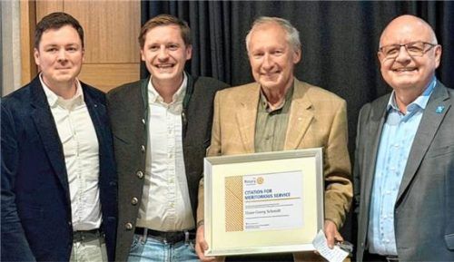Bei der Ehrung: (von links) Stefan Kaffl als Präsident des RC Rosenheim-Innstadt, Jan Ilzig von der Rotary Foundation, Hans-Georg Schmidt und Gouverneur Uli Kersting vom rotarischen Distrikt 1842.Foto re