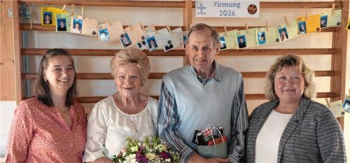 Bei der Ehrung: (von links) Ursula Mitterer, stellvertretende Vorsitzende des Pfarrgemeinderats Flossing, Liese und Sepp Rahm, Hildegard Lohr, Vorsitzende des Pfarrgemeinderats Flossing. Foto re
