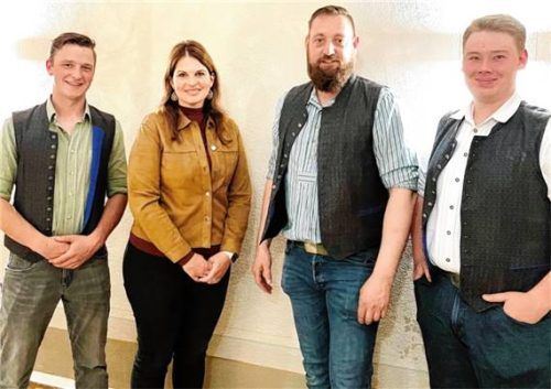 Bei der Ehrung: (von links) Vorsitzender Maximilian Kollmannsberger, die Ausgezeichneten, Andrea Lederer und Rupert Stocker, sowie Zweiter Vorsitzender Benedikt Ammer. Foto Hötzelsperger