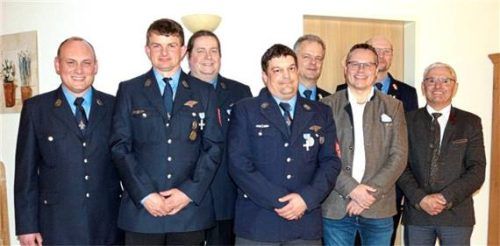 Bei der Ehrung: (von links) Vorsitzender Thomas Greimel, Christian Peteratzinger (25 Jahre), Helmut Maier, Maxi Otte (25 Jahre) Kreisbrandmeister Martin Hollnburger, stellvertretender Landrat Markus Saller, Kreisbrandrat Harry Lechertshuber und Bürgermeister Michael Hausperger. Foto Maier