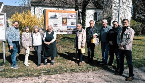 Bei der Enthüllung der Geschichtstafel: (von links) Andreas Hartmann vom Kirchenvorstand, Marille Hoffmann, Kassierin Heimatbund, Karin Kolbinger, Vertrauensfrau des Kirchenvorstandes, Pfarrerin Simone Rink, Stefan Grünfelder, Josef Wieninger, Werner Noske, Carsten Musch, Vorsitzender Heimatbund, und der designierte Bürgermeister Marco Harrer. Foto re