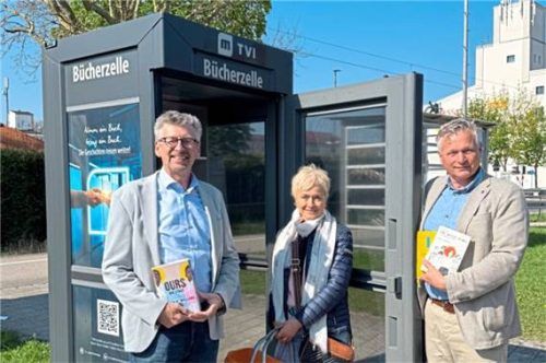 Bei der Eröffnung: (von links) TVI-Geschäftsführer Michael Lang, Büchereileiterin Petra Divko und Bürgermeister Richard Richter. Foto re