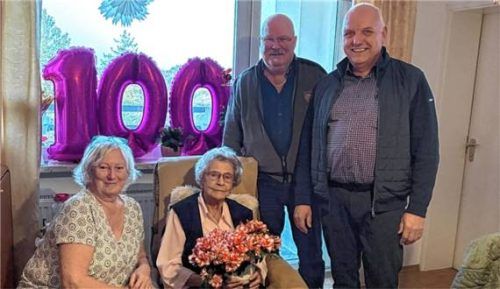 Bei der Gratulation: (von links) Seniorenbetreuerin Ute Reip, Jubilarin Ingeborg Popovitsch, Herbert Liess, stellvertretender Kreisgruppenvorsitzender, und der Vorsitzende der Siebenbürger Sachsen Walter Connert. Foto Gierling