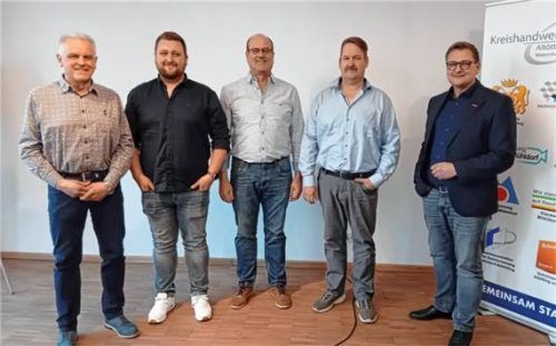 Bei der Jahresversammlung der Metall-Innung: (von links) Obermeister Anton Hudlberger mit den neu gewählten Vorstandsmitgliedern Niclas Kurz (beratendes Mitglied), Engelbert Hopf (stellvertretender Obermeister), Rudolf Nöbauer (Vorstandsmitglied) sowie Kreishandwerksmeister Rainer Dachsberger. Foto  Maier