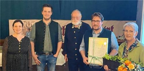 Bei der Jahresversammlung des Obst- und Gartenbauvereins Nußdorf wurde Maria Liegl für ihren langjährigen Einsatz geehrt. Auf dem Foto sind von links zu sehen: Brigitte Dandlberger (Vorsitzende), Marinus Niederthanner (Dritter Vorsitzender), Thomas Pummerer (Zweiter Vorsitzender des Kreisverbands für Gartenbau und Landschaftspflege), Wolfgang Gar (Zweiter Vorsitzender) und Maria Liegl. Foto re