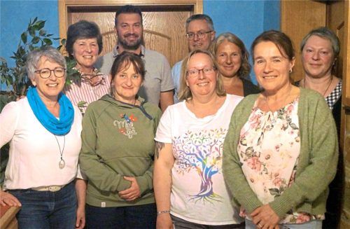 Bei der Jahresversammlung: (vorne von links) Waltraud Neumann, Karin Jaksch-Ober, Monika Eichholz und Christa Mayer sowie (hinten von links) Helga Vilsmeier, Bernhard Schweida, Klaus Oberpichler, Karin Schweida und Ruth Pitz-Schmidhuber. Foto richterstetter