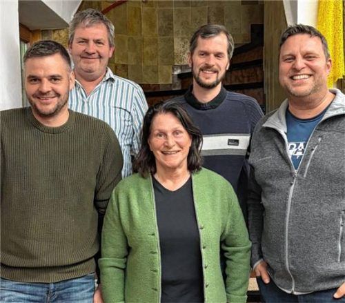 Bei der Jahresversammlung: (vorne, von links) Jagdpächter Roman Speicher, Schriftführerin Angelika Geisreiter und Kassier Christian Döllerer mit (hinten, von links) Jagdvorstand Stefan Bichl und Beisitzer Florian Rieder.Foto Hauser