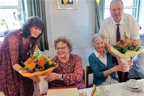 Bei der Jubiläumsfeier mit Blumen geehrt wurden (von links) Helga Haas und Anni Gerer durch die aktuellen Nachfolger Christine und Guido Krebs. Foto  Penzkofer