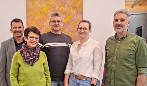 Bei der letzten Sitzung des alten Obinger Gemeinderats: (von links) Bürgermeister Josef Huber mit den Sozialbeauftragten der Gemeinde Obing, Fanni Mayer, Albert Löw, Kerstin Plank und Simon Voit (von links). Foto Künzerl-Hingerl