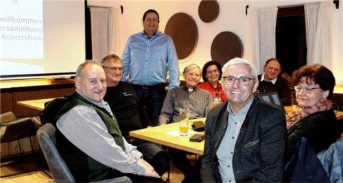 Bei der Pfarrversammlung wurde eine positive Bilanz zum Jahr 2025 gezogen: Die Bürgermeister Alfred Lantenhammer und Michael Hausperger (im Vordergrund) sowie der PGR-Vorsitzende Helmut Maier (stehend). Foto  Maier