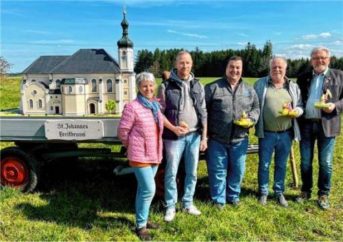 Bei der Präsentation des restaurierten Kirchenmodells: (von links) Modell-Stifterin Christa Frank, Frank Lorenz, Wolfgang Lorenz, Klaus Pfaffelhuber und Hans-Dieter Gerlinger. Foto Wastl