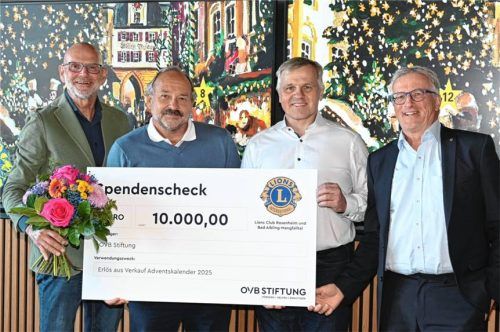 Bei der Scheckübergabe hoben (von links) Thomas Möller, Präsident des Lions Clubs Rosenheim, OVB-Verleger Oliver Döser, Georg Feuerer, Zweiter Vorsitzender der Lions Jugendförderung Rosenheim, und Dr. Harald Kluschanzoff, Präsident des Lions Clubs Bad Aibling-Mangfalltal, die besondere Bedeutung des Verkaufs des Adventskalenders hervor. Foto Schlecker