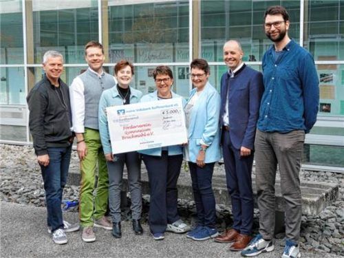 Bei der Scheckübergabe: (von links) Stefan Eberherr, Johann Hell, Christine Peetz, Schulleiterin Alexandra Eberhardt, Beate Rietz, Bank-Direktor Christian Ellmayer und Florian Micklitz Rousseau. Foto  re