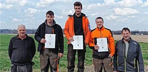 Bei der Siegerehrung: (von links) Forstwirtschaftsmeister Josef Mörtl vom AELF Traunstein, Sebastian Barth, Tobias Wöhrl, Michael Donislreiter und Martin Gruber, Berater für Bildungsfragen vom AELF Töging. Foto  Gruber