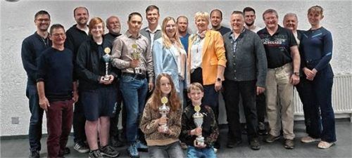 Bei der Siegerehrung: (von links) Georg Berndl, Schützenmeister Helmut Perzlmeier, Markus Maier, Elias Weiß, Ludwig Plinninger, Korbinian Bachmann, Peter Heiß, Sophie Heiß, Annika Ehnle, Leonhard Ehnle, Konrad Brandhuber, Monika Heiß, Andreas Zankl, Heinrich Broda, Jakob Bernauer, Manfred Ehlert, Franz Grob und Constanze Holzner. Foto re