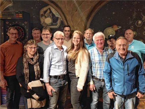 Bei der Siegerehrung: (von links, hinten) Josef und Peter Picherer, Thomas Friedrich, Christoph Hartinger, Spielleiter Lu Harrecker, Wirt André von Hahn, Jürgen Loose sowie (von links, vorne) Silvia Friedrich, Helmut und Laure Giglberger, Georg Reichl und Franz Kneißl.Foto Gillitz