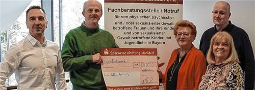 Bei der Spendenübergabe: (von links) Alexander Hammer (Geschäftsführer Dickow Pumpen GmbH & CO. KG), Wolfgang Baierlein (Vorstand der Astrid-Dickow-Stiftung), Irmgard Wagner (Erste Vorsitzende Frauen helfen Frauen im Landkreis Mühldorf), Dr. Wolfgang Schmitz (Geschäftsführer der Dickow Pumpen GmbH & Co. KG) und Charlotte Konrad (Zweite Vorsitzende Frauen helfen Frauen im Landkreis Mühldorf).Foto re