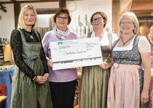 Bei der Spendenübergabe: (von links) Elisabeth Binder, Anna Huber und Lisa Auer vom Christlichen Sozialwerk mit Gisela Schober von der Frauengemeinschaft. Foto Hötzelsperger