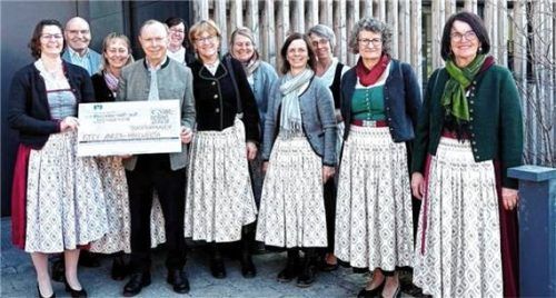 Bei der Spendenübergabe: (von links) Patricia Edfelder, Stefan Scheck, Andrea Huber, Fördervereinsvorsitzender Georg Grabner, Angelika Gumpinger, Uschi Baumgartner, Veronika Aschauer, Monika Lengl, Roswitha Krämer, Marianne Kamml und Angelika Reichenberger. Foto Hötzelsperger