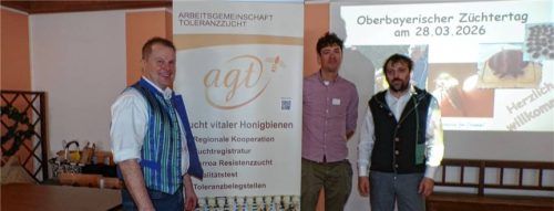 Bei der Tagung: Christian Czech, Vorsitzender der Arbeitsgemeinschaft Toleranzzucht (links), mit Biologe Sven Zieseniß, Leiter des Prüfhofes Guglhör (rechts), und Diplom-Biologe Chris Steube, Fachwart und Bienensachverständiger aus Salzburg.Foto Sollinger