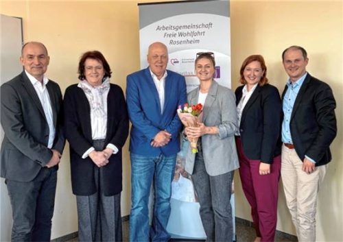 Bei der Übergabe: (von links) Anton Reiserer (Awo), Marianne Baur; Klaus Voss (Diakonie Rosenheim), Veronika Leidl (Paritäter), Amelie Guggenberger (BRK) und Wolfgang Ehrenlechner (Caritas).Foto  re