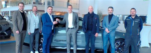 Bei der Übergabe: (von links) Bürgermeister Michael Hetzl, Betriebsleiter Jürgen Pöllner, Leiter Bildungszentren der HWK, Armin Riedel, Gerald Unterberger, BMW-Technik-Delegierter Stephan Piepenbrink, Leiter Controlling After Sales, Wolfgang Baumann, und Ausbildungsmeister HWK, Robert Datz. Foto Rath