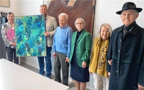 Bei der Übergabe: (von links) Galerieleiterin Cornelia Ahrens, Bürgermeister Richard Richter, Maler Fried Stammberger, Partnerin Hannelore Eickhoff, Mitarbeiterin Ute Bößwetter und Initiator der Galerie Rupert Dorrer.Foto  Mischi