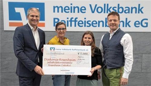 Bei der Übergabe: (von links) Mirko Gruber (VR-Bank), Karin Woltmann und Nadine Hausburg von SeKoRo sowie Johann Hell (Stiftungsleiter der VR-Bank). Foto Albert Moor
