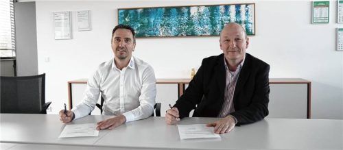 Bei der Unterzeichnung der weiteren Zusammenarbeit: (von links) Alexander Hammer, Geschäftsführer von Dickow Pumpen, und Detlef Künzel, Vertreter der Tafel Waldkraiburg. Foto  re
