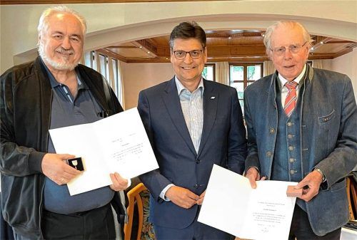 Bei der Verabschiedung nach über 40 Jahren Mühldorfer Kreistag: (von links) Anton Sterr, Landrat Max Heimerl und Günther Knoblauch. Foto  Latta