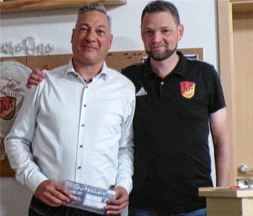 Bei der Verabschiedung: (von links) Andreas Kastenhuber und Florian Gaspar. Foto  Rath