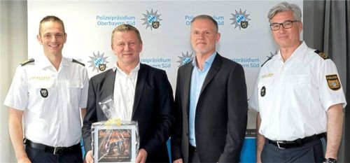 Bei der Verabschiedung: (von links) Michael Siefener, Bernd Hackl, Markus Deindl und Polizeipräsident Frank Hellwig. Foto re