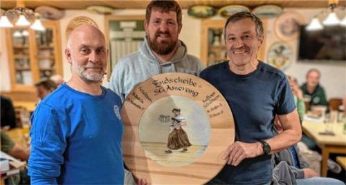 Beim Endschießen: (von links) Christian Raab, Sieger Freischützen, Schützenmeister Markus Kopp und Josef Strasser, Sieger Auflage.Foto  Feiler