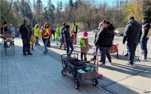 Beim ersten Ramadama in der Gemeinde war die Resonanz groß. Rund 40 Kinder und Erwachsene folgten dem Aufruf der Gemeinde.Foto re