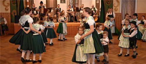 Beim Hoagascht des Trachtenvereins „Edelweiß“ Raubling im Huberwirtsaal präsentierte der Nachwuchs seine Fähigkeiten. Foto  Ruprecht