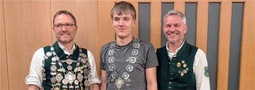 Beim Saisonabschluss: (von links) Schützenkönig Stefan Spirkl, Jugendkönig Maxi Spirkl und Diana-Vorsitzender Georg Maier. Foto Dalhoff