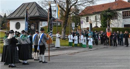 Beim Volkstrauertag nimmt die KSK (rechts im Bild) immer zahlreich teil. Foto Eder(Archiv)