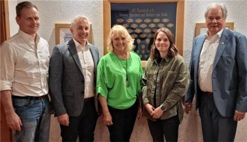 Beim Wechsel in der Schriftführung gab es Dank für langjähriges Engagement und einen Neuanfang: (von links) Kassierer Andreas Stuffer, Zweiter Vorsitzender Stefan Niederthanner, die nach 13 Jahren verabschiedete Schriftführerin Brigitte Seemann, ihre Nachfolgerin Lena Hoffmann und Vorsitzender Siegfried Zacher. Foto re