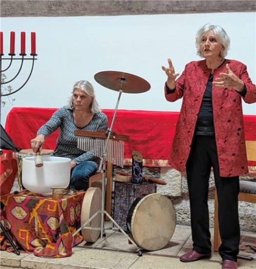 Beim zweiten Auftritt in Burgkirchen: (von links) Katharina Gruber-Trenker und Annette Hartmann.Foto re