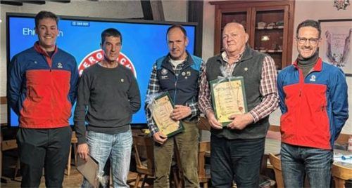 Bereitschaftsleiter Leonhard Hanrieder (links) und sein Stellvertreter Lorenz Höflinger (rechts) ehrten für 50 Jahre Dienst in der Bergwacht (ab Zweiter von links) Gerhard Grünbacher, Hans Wolfenstetter und Toni Auer. Foto Hauser