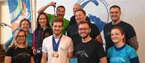 Bergdohlen-Ehrung: Julia Küchler, Victoria Pascual, Sandra Fent, Basti Herold, Uli Strasser, Reinhold Speidel, Eric Schröder, Adrian Gebhardt, Eliana Wimmer und Alexander Hörmann (von links). Foto  Nina Klemisch