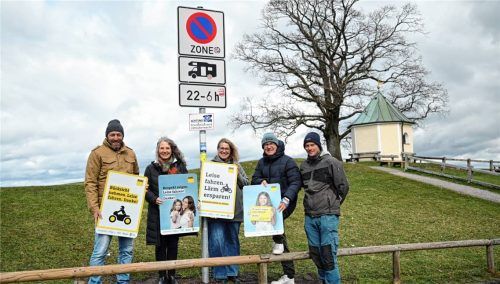 Bernd Emmrich, Stauberater-Chef des ADAC Südbayern, Christina Pfaffinger, Geschäftsführerin Chiemsee-Alpenland Tourismus, Monika Schimanski, Leiterin der Tourist-Information am Samerberg, Georg Huber, Bürgermeister der Gemeinde Samerberg, und Josef Hamberger, Leiter des Bauhofs am Samerberg (von links). Im Hintergrund die Aussichtskapelle am Samerberg, beliebter Hotspot bei Bikern. Foto Deindl