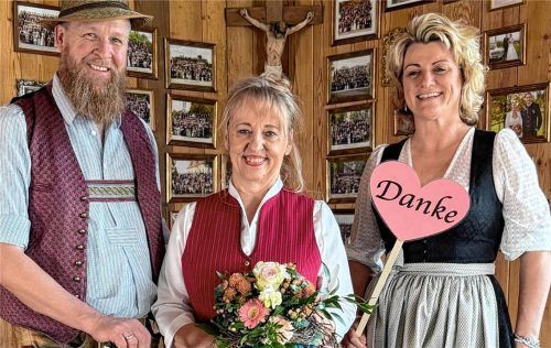 Bernhard und Regina Redel freuen sich zusammen mit Schauspielerin Johanna Bittenbinder (Mitte) über eine anstehende „Weltpremiere“. Foto re