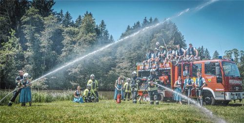 Bestens gelaunt präsentierten sich die FF Wildenwart und die KLJB Wildenwart beim Fotoshooting fürs gemeinsame Jubiläum.Fotos KLJ Wildenwart