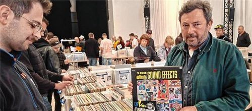 Besucher stöbern auf der Schallplattenbörse des Lindlsonntags in Kisten voller LPs und begutachten ihre Funde. Foto Oberkandler