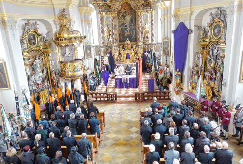 Blick auf die Trauerfeierlichkeiten für Konrad Breitrainer in der Kirche St. Jakobus in Rohrdorf. Foto Hötzelsperger
