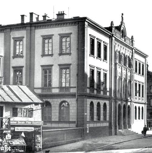 Blick in die Königstraße vom Ludwigsplatz aus. In der Königschule am Anfang der Straße verbrachten viele Rosenheimer ihre ersten Schuljahre. Fotos Archiv Borrmann/Ziegler