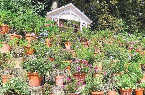Blühend: das „Blumentheater“ von Schloss Kochberg (gr. F.). Die Ruine des Tempelherrenhauses (l.).