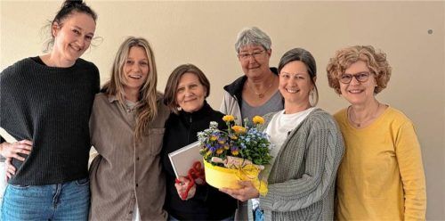 Blumen und ein herzliches Dankeschön zum Abschied: (von links) Regina Spagl, Daniela Leo, Uschi Wette-Mayer, Angelika Thiele, Nina Lau und Magdalena Restle. Foto re