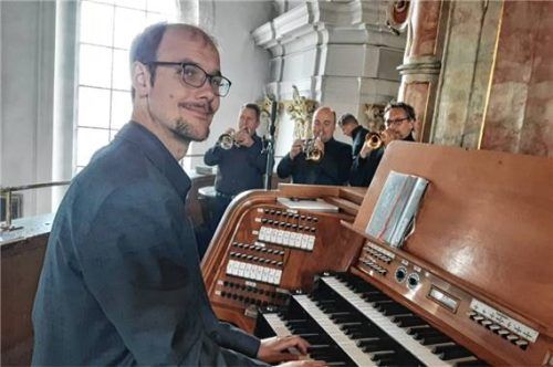 Boten eine enorme Klangfülle: (von links) Martin Nyqvist an der Orgel sowie Martin Zwiefelhofer, Peter Weber, Tom Wagner und Michael Margott. Foto Zöller
